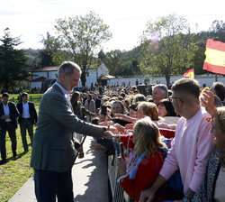 Don Felipe recibe el cariño de los vecinos de la parroquia de Arroes